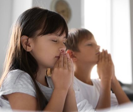Kids praying